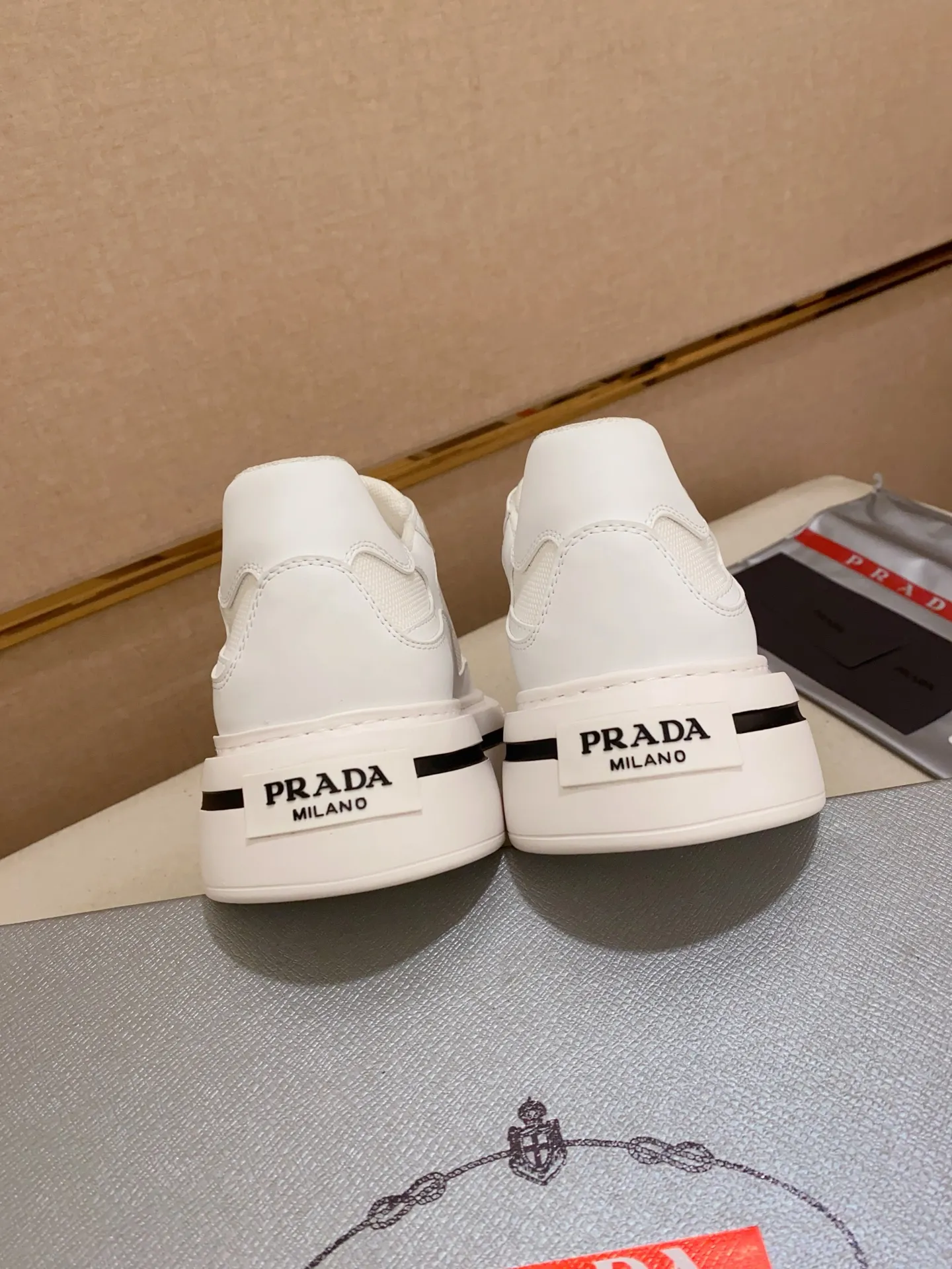 Men's shoes 💰 580💰 ✔️✔️✔️Higher version High-quality new PRADA (Prada) counters are launched simultaneously, new men's shoes, 😘fabrics are selected from breathable fly weave fabrics. Lining: Imported cowhide leather lining. 👍🏿High-end☄️Open-molded non-slip rubber outsole, exquisite lines, simple and elegant, comfortable and high-end for leisure travel. Number of yards: 38 to 44.